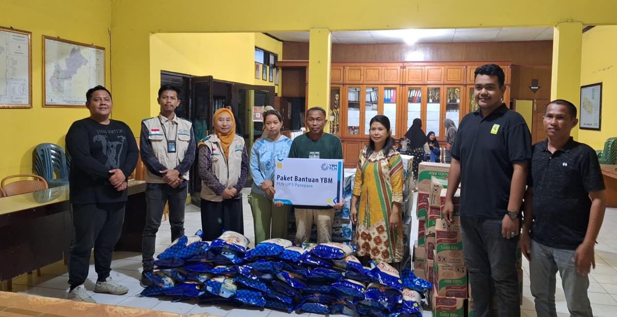 BANTUAN -- Manajemen PLN UP3 Parepare beserta stakeholder di Kabupaten Sidrap menyerahkan secara simbolis bantuan 100 paket sembako kepada masyarakat terdampak bencana angin puting beliung.
