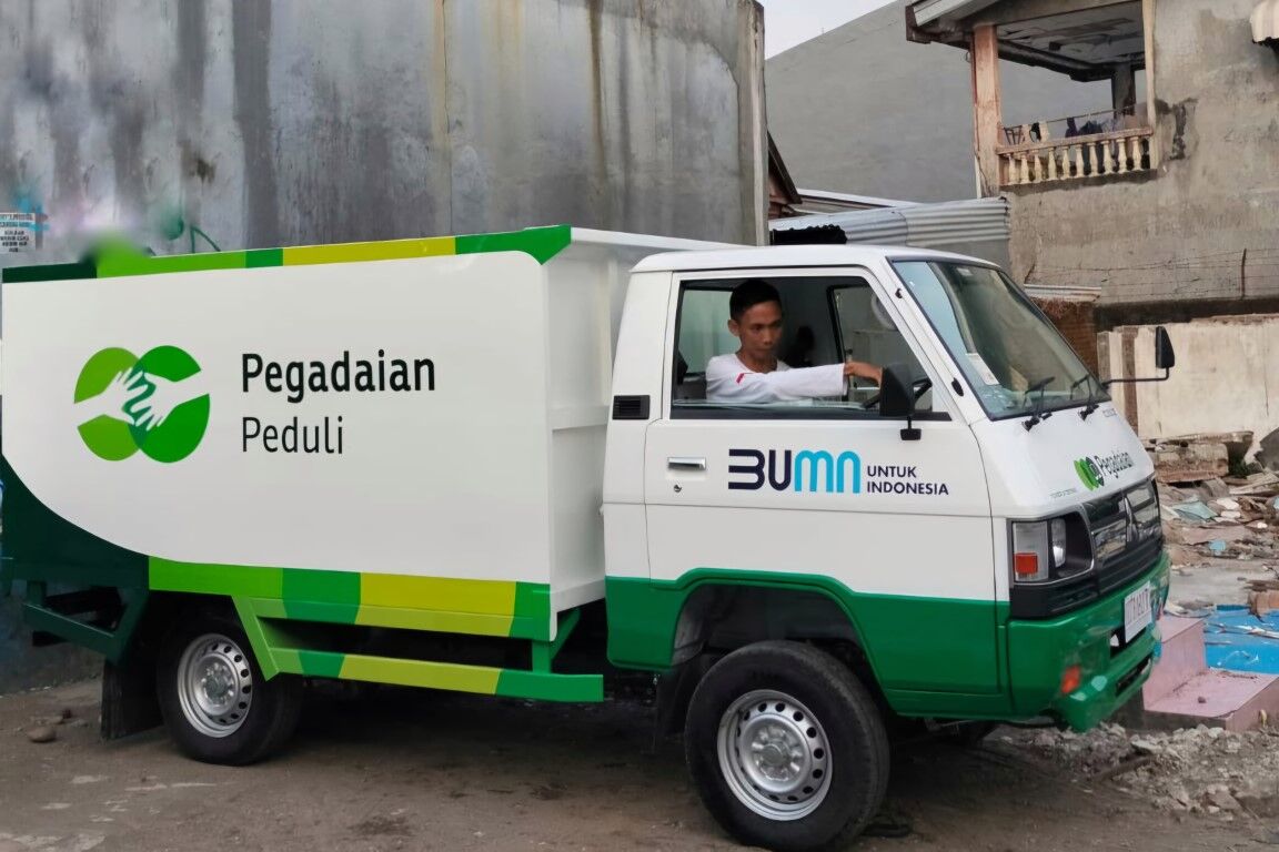BANTUAN -- Mobil pengangkut sampah yang merupakan bantuan dari Pegadaian Kanwil Makassar kepada Bank Sampah ASOKA V sebagai bank sampah binaan PT Pegadaian.
