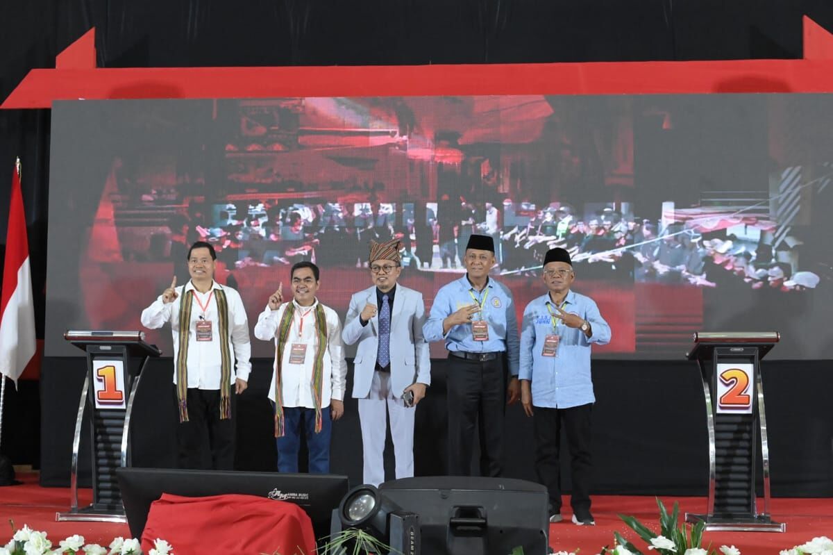 IST
DUA PASLON--Dua pasangan calon bupati dan wakil bupati Tana Toraja pada debat yang digelar KPU baru-baru ini

