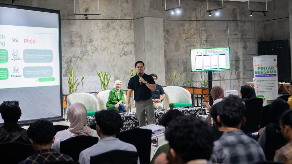 EDUKASI -- Kegiatan edukasi dan literasi keuangan 'Kelas Pintar Bersama' yang diadakan platform fintech lending Kredit Pintar di Makassar, akhir pekan lalu.
