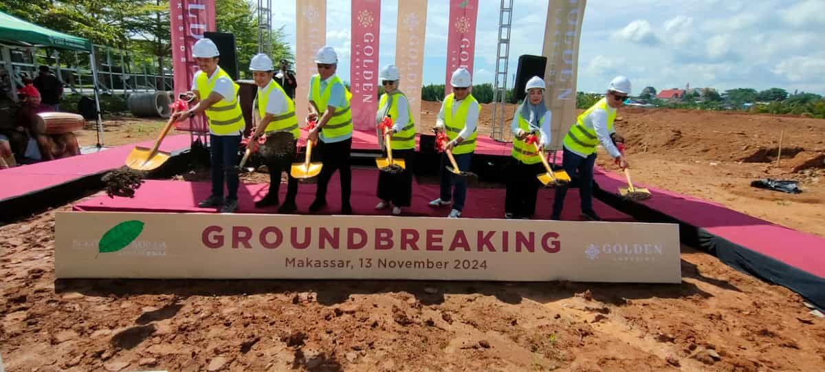 GROUNDBREAKING -- Chief Operating Officer KALLA Land & Property, M Natsir Mardan (tiga dari kiri) bersama jajaran direksi dan manajemen KALLA Land & Property melakukan groundbreaking Golden Lakeside, Rabu (13/11).