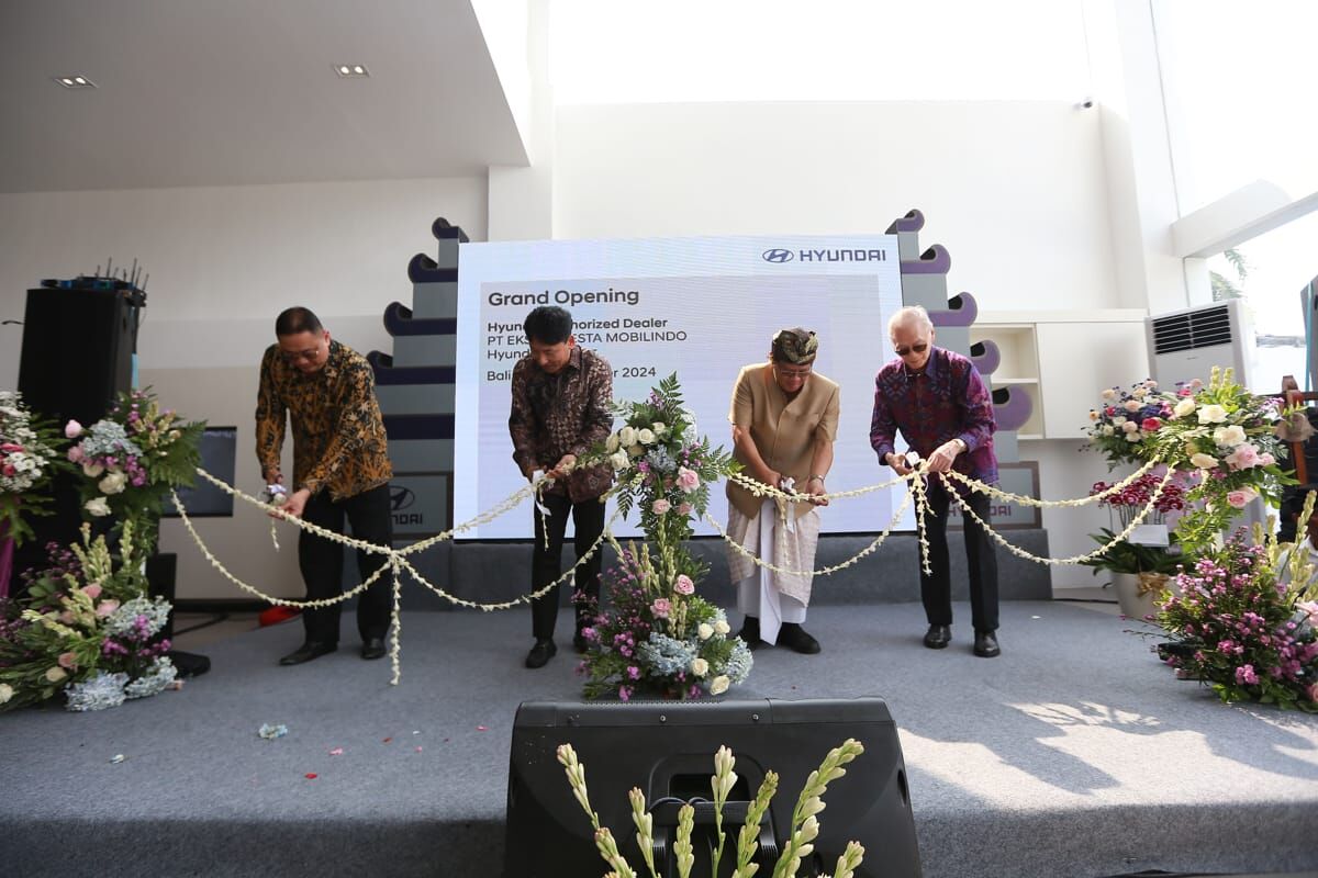 GRAND OPENING -- Kiri ke kanan: Chief Operating Officer HMID, Fransiscus Soerjopranoto, President Director HMID, Ju Hun Lee, Chairman PT Eksa Investa Mobilindo, Erwin Djajadiputra, melakukan pengguntingan pita sebagai tanda grand opening Hyundai Gianyar.
