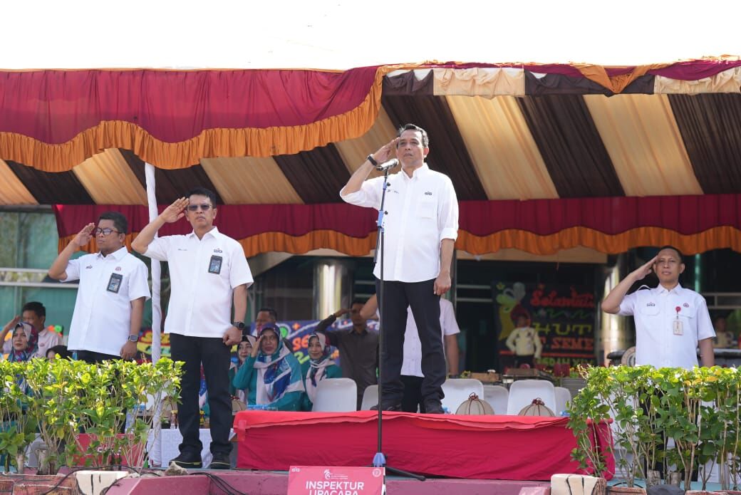 UPACARA HUT -- Direktur Utama PT Semen Tonasa, Asruddin, didampingi para direksi saat menjadi inspektur upacara peringatan HUT ke -56 PT Semen Tonasa, Sabtu (2/11).