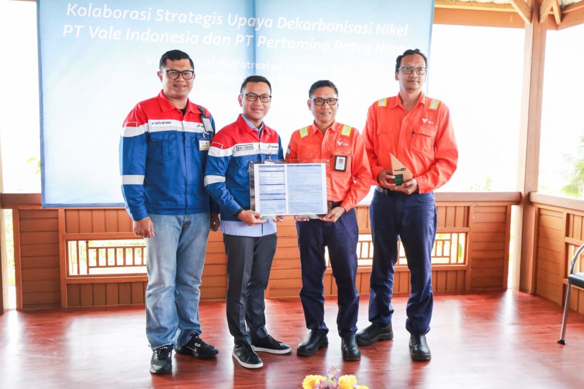 UJICOBA -- Direktur & Chief Operation and Infrastructure Officer PT Vale, Abu Ashar (dua dari kanan) dan Direktur Pemasaran Pusat dan Niaga PT Pertamina Patra Niaga, Maya Kusmaya (dua dari kiri) menunjukkan naskah kerja sama  penggunaan HVO pada dua unit truk tambang Komatsu dan Caterpillar berkapasitas 100 ton. Kedua unit ini diujicoba selama sebulan, mulai dari 15 Oktober hingga 14 Nopember 2024.
