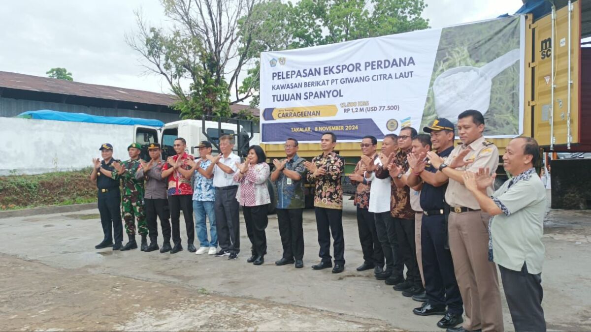 EKSPOR PERDANA -- Suasana pelepasan ekspor perdana Semi Refined Carrageenan ke Spanyol oleh PT Giwang Citra Laut dari Kawasan Berikat PT Giwang Citra Laut, Desa Pa'rapunganta, Kecamatan Polongbangkeng Utara, Kabupaten Takalar, Sulawesi Selatan, Jumat, 8 November 2024. Pelepasan ini turut dihadiri unsur pemerintah, TNI-Polri, jajaran manajemen serta para mitra usaha PT Giwang Citra Laut.
