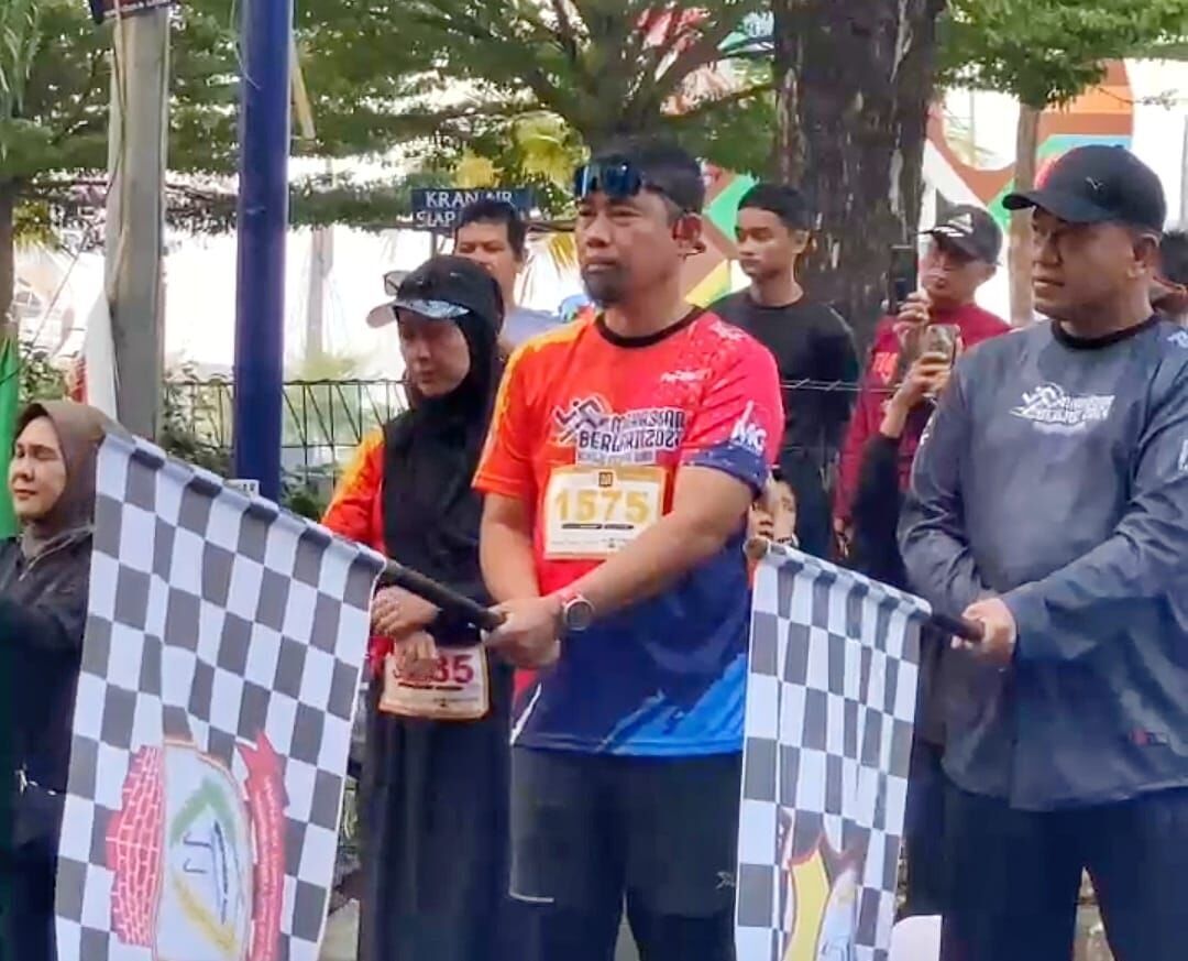 ist
BERLARI---Pjs Wali Kota Makassar, Andi Arwin Azis ikut berlari usai melepas ajang lari Kareba 10K Makassar Berlari di Anjungan Pantai Losari, Minggu (10/11).
