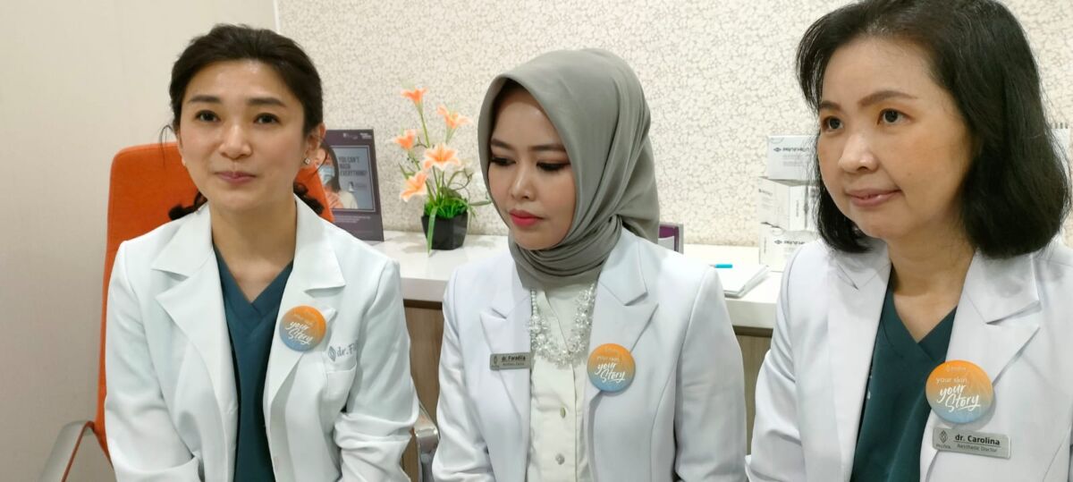 ULTHERAPY -- dr. Fifin Marini, M. Biomed (AAM)., Dipl. AAAM, salah seorang dokter kecantikan di Klinik Kecantikan Profira Makassar (kiri) didampingi dr. Faradila Afrianti, Dipl. CIBTAC dan dr. Carolina Fenny sedang menjelaskan mengenai manfaat melakukan perawatan di Profira Makassar sekaligus perawatan dengan menggunakan teknologi Ultherapy.
