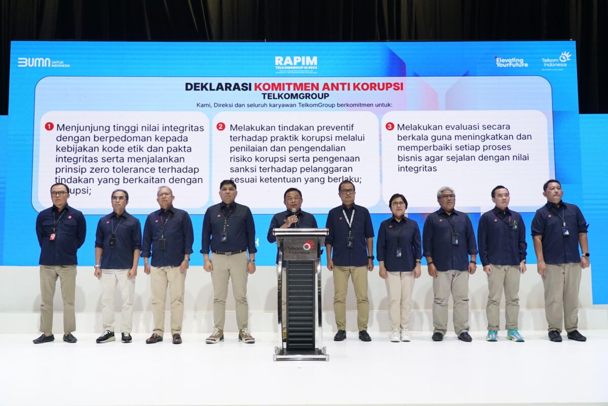 DEKLARASI -- Direktur Utama Telkom, Ririek Adriansyah (tengah) beserta jajaran Direksi Telkom saat membacakan Deklarasi Komitmen Anti Korupsi pada agenda Rapat Pimpinan TelkomGroup di Jakarta, Kamis (14/11).