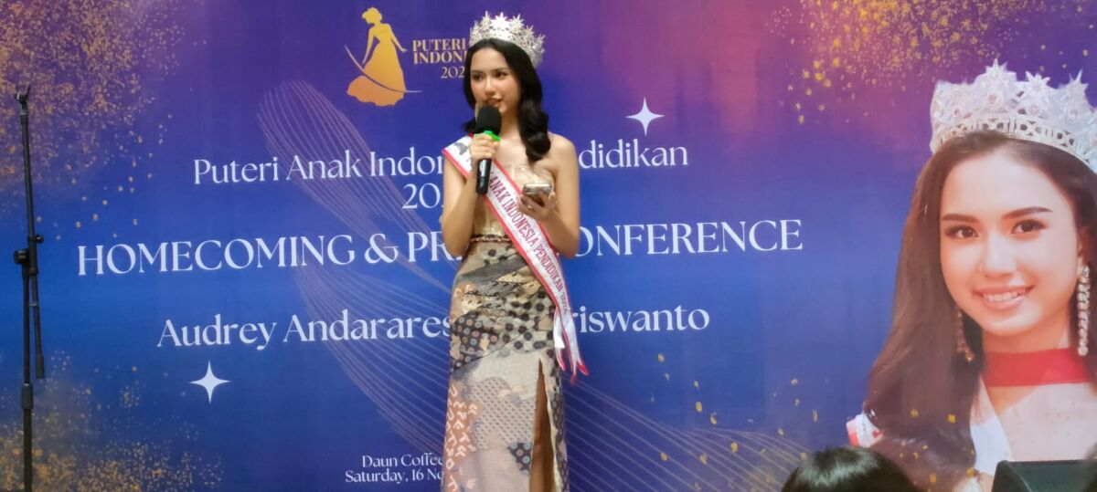 BILINGUAL -- Puteri Anak Indonesia Pendidikan 2024, Audrey Andarareswari Kriswanto saat menceritakan pengalamannya mengikuti pemilihan Puteri Anak Indonesia tingkat Provinsi Sulawesi Selatan dan Nasional secara bilingual atau dua bahasa, Inggris dan Indonesia.