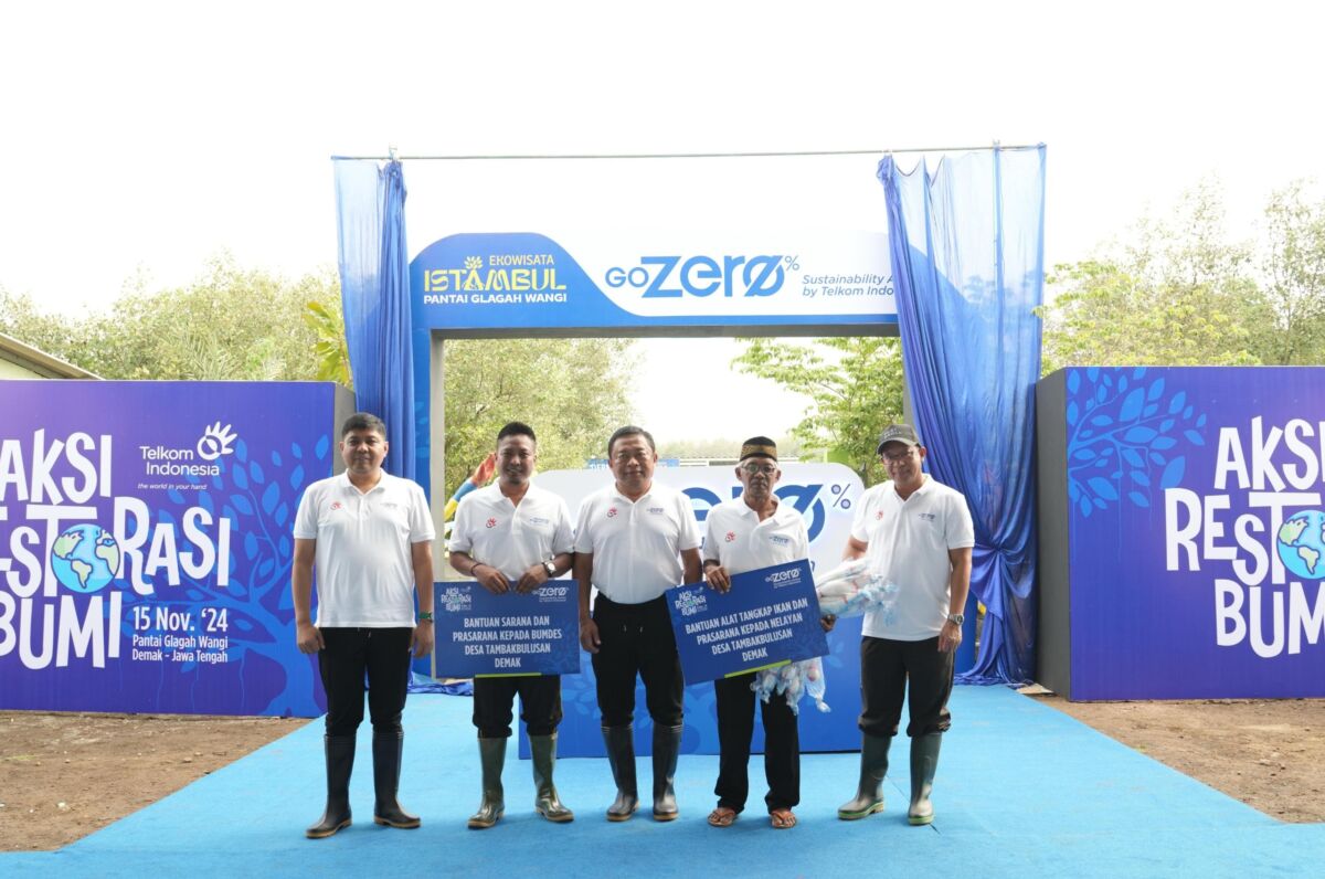 BANTUAN -- Direktur Utama Telkom, Ririek Adriansyah (tengah) didampingi Direktur Human Capital Management Telkom, Afriwandi (kiri) serta Direktur Keuangan & Manajemen Risiko Telkom, Heri Supriadi (kanan), menyerahkan secara simbolis bantuan kepada kepala desa dan perwakilan warga nelayan Tambak Bulusan di Pantai Glagah Wangi, Demak, Jumat (15/11).