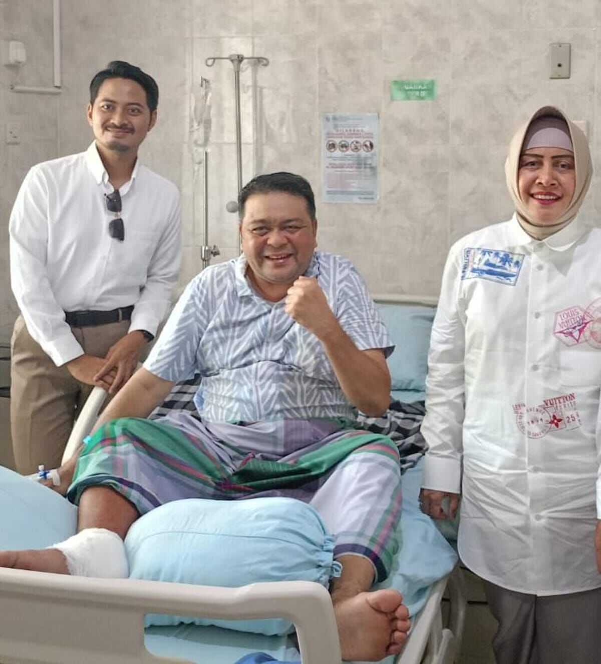 ist
MENJENGUK--Ketua TP PKK Kota Makassar Indira Yusuf Ismail dan menantunya dr Udin Saputra Malik bergegas menjenguk Syahruddin di RS Akademis Jaury Jusuf Putra. 
