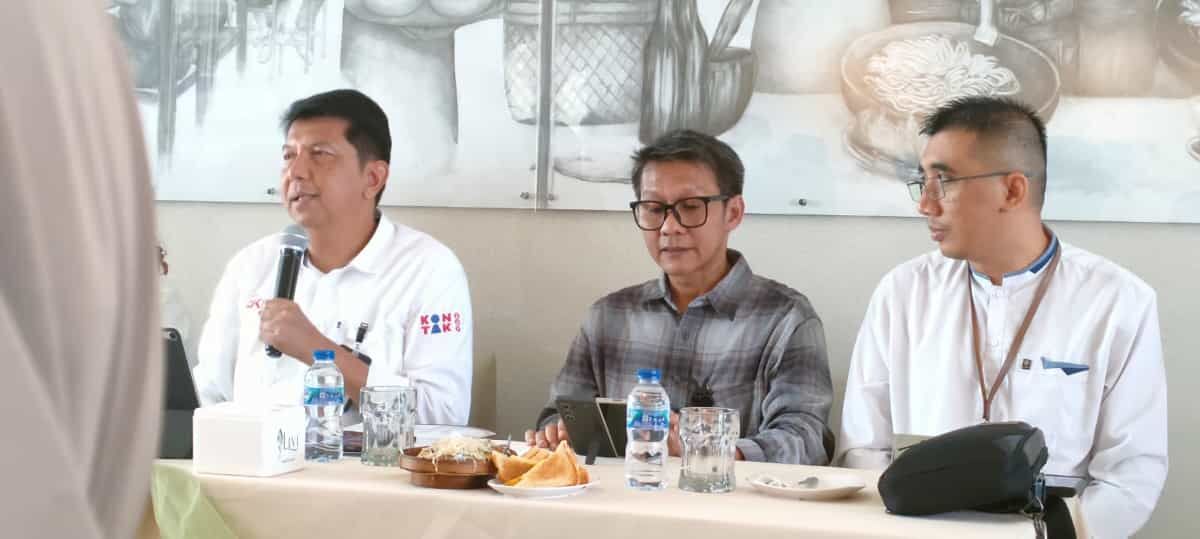 JOURNALIST UPDATE -- Kepala OJK Provinsi Sulawesi Selatan dan Sulawesi Barat, Darwisman (kiri), didampingi Deputi Direktur Pengawasan Lembaga Jasa Keuangan 1, Muhammad Budiman (tengah), dan Deputi Direktur Pengawasan Lembaga Jasa Keuangan 2, Mulyana (kanan), pada acara Journalist Update Perkembangan Industri Jasa Keuangan Provinsi Sulawesi Selatan, di Makassar, Jumat (15/11).