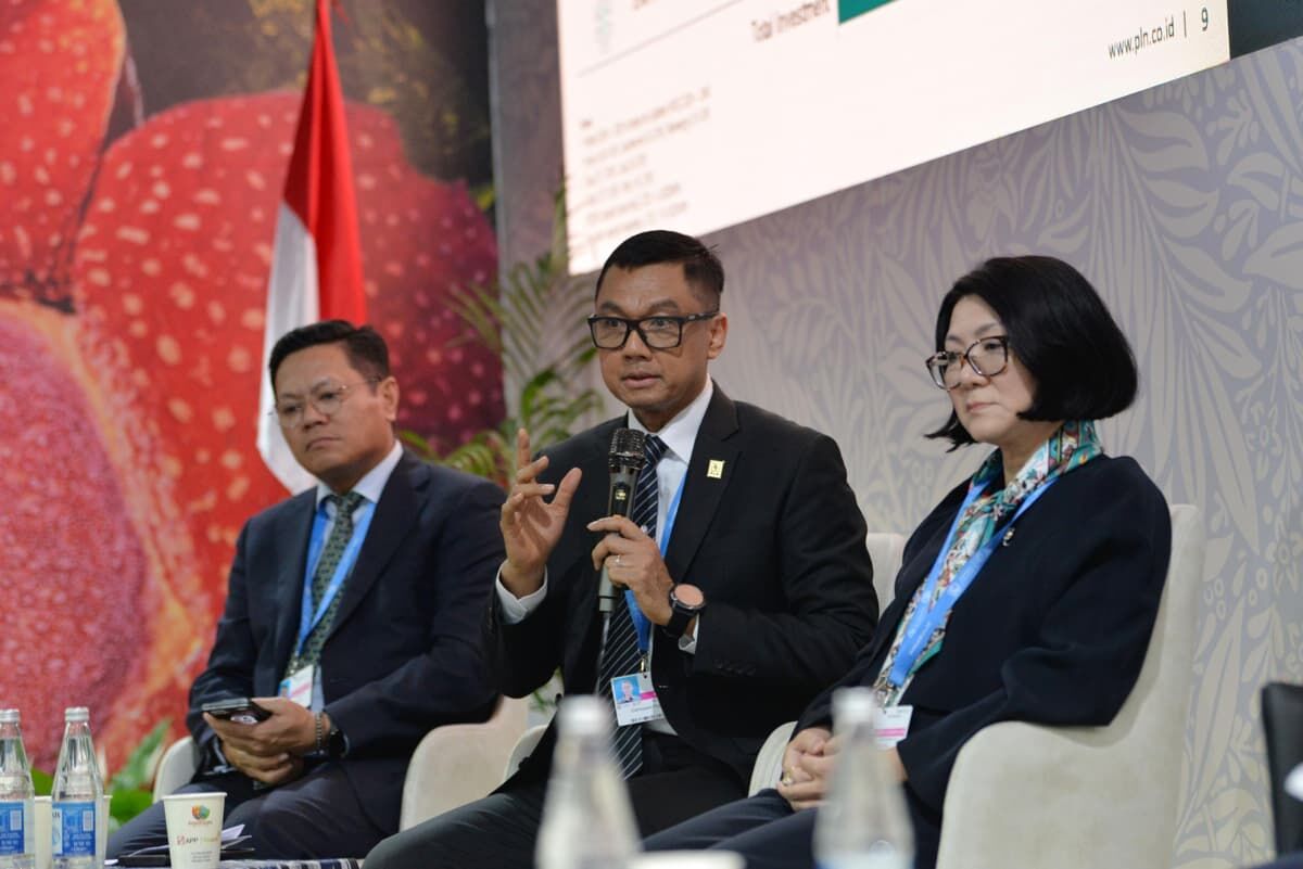 KOMITMEN -- Direktur Utama PLN, Darmawan Prasodjo, menegaskan komitmen PLN untuk mendukung target Pemerintah Indonesia dalam mencapai pertumbuhan ekonomi 8 persen melalui swasembada energi berkelanjutan.