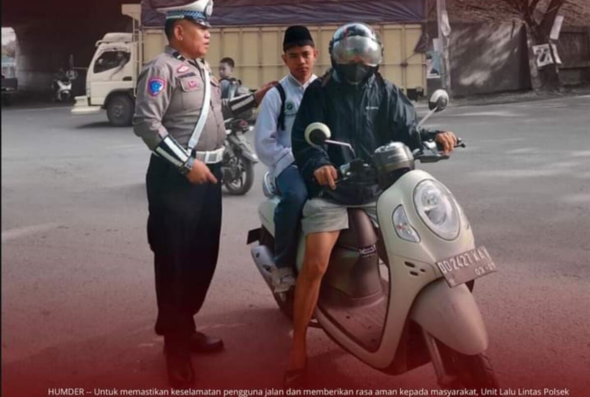 LALULINTAS -- Personel Sat Unit Lantas Polsek Ujung Tanah Polres Pelabuhan Makassar yang mengatur pengendara motor yang melintas di jalan raya wilayah hukum Polsek Ujung Tanah. 
