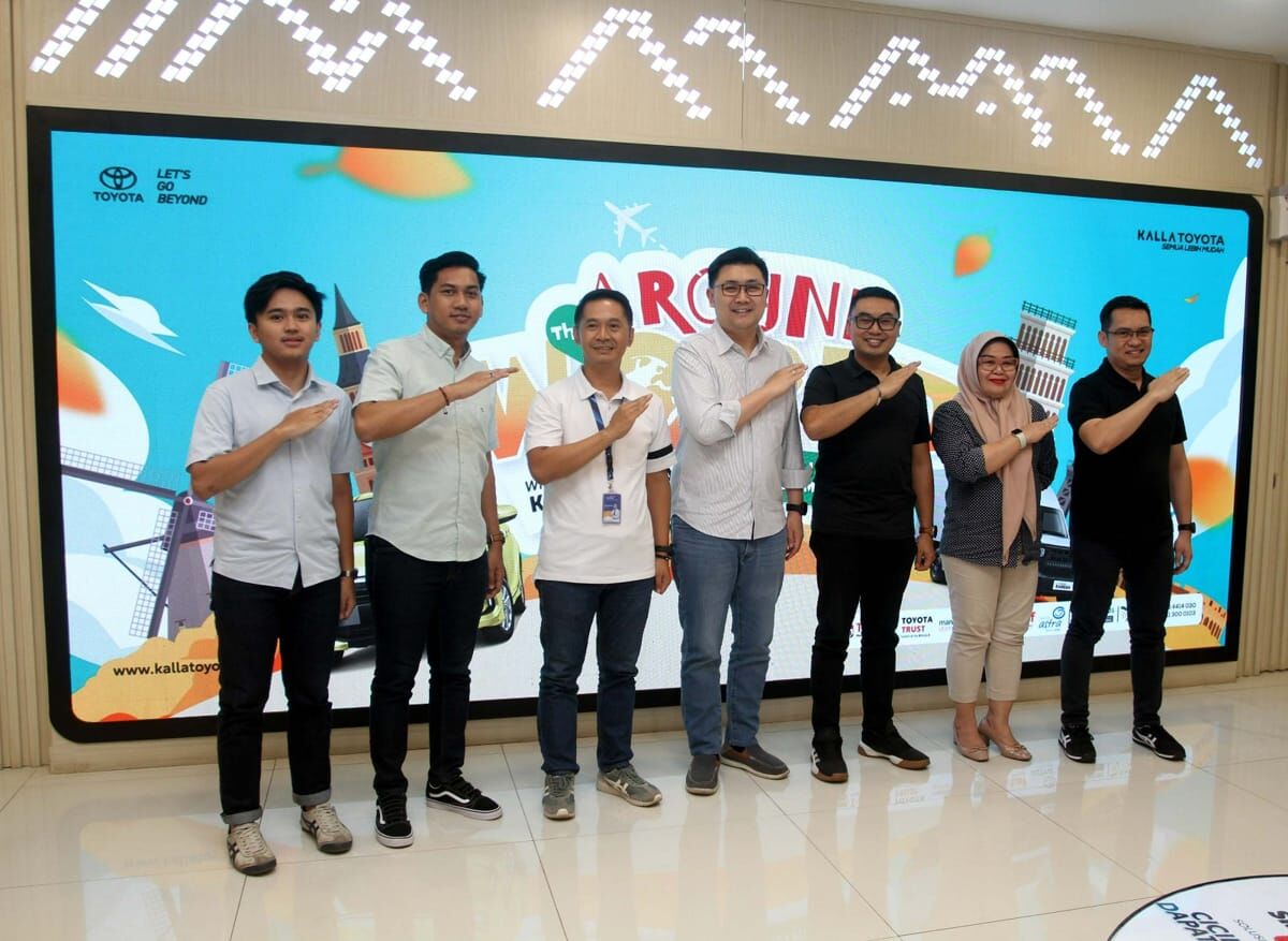 LEBIH UNTUNG -- Andyka Susanto selaku West Regional General Manager Kalla Toyota (tengah) bersama tim Kalla Toyota dan mitra leasing Kalla Toyota usai menggelar press conference lebih untung beli Toyota akhir tahun melalui public display Around the World, atrium Mal Ratu Indah Makassar.
