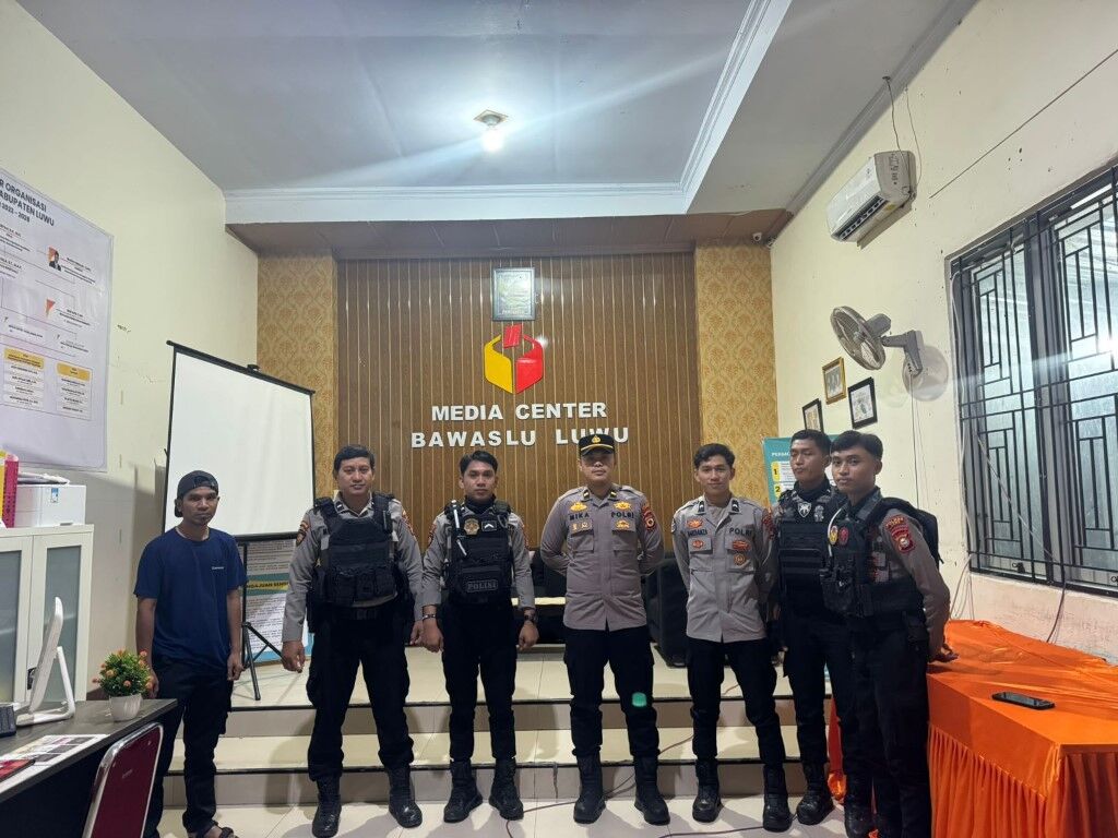 AMAN -- Kasat Samapta Polres Luwu, AKP Py Catur Suhendra saat berada di Kantor Bawaslu Luwu. Kasat menjamin pelaksanaan Pilkada Luwu 27 November menndatang bisa berjalan aman dan kondusif.
