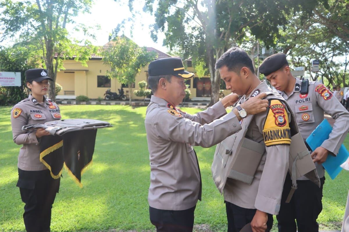 ROMPI -- Waka Polres Luwu, Kompol Misbahuddin memimpin apel pagi di Mako Polres Luwu sekaligus menyerahkan rompi Bhabinkamtibmas untuk memperkuat kerjasama antara kepolisian dan masyarakat jelang pelaksanaan Pilkada Luwu, Senin (4/11).

