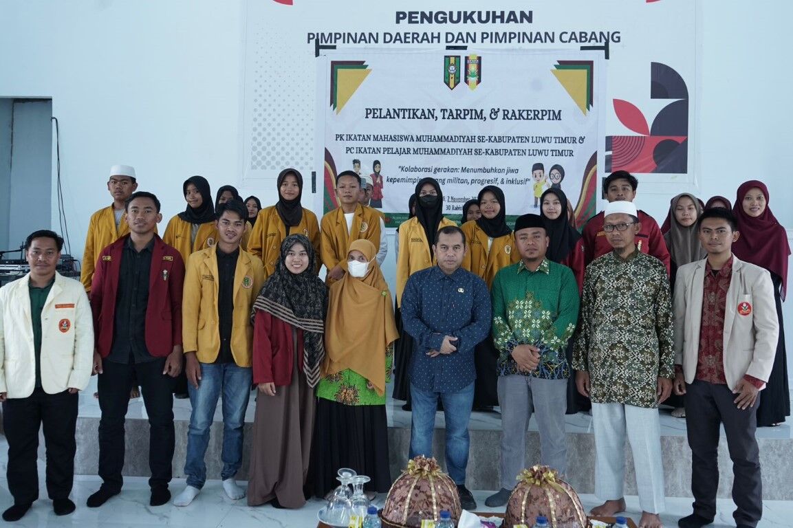 LANTIK -- Pjs Bupati Luwu Timur, Jayadi Nas foto bersama usai melantik PK Ikatan Pelajar Mahasiswa Muhammadiyah (IPMM) dan PC Ikatan Pelajar Muhammadiyah se-Kabupaten Luwu Timur di Pusdam Muhamadiyah Luwu Timur, Sabtu (2/11).