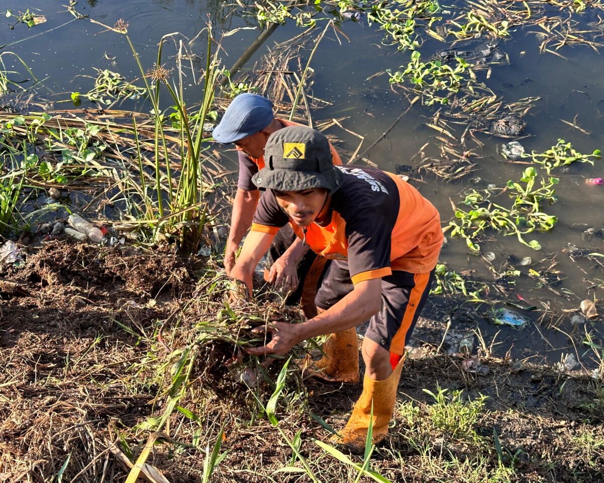 ist
KANAL--Jelang musim penghujan, satgas kebersihan dibantu warga melakukan pembersihan atau normalisasi dua kanal yakni Kanal Inspeksi PAM di Jalan Laimena, Manggala, dan Kanal Masjid Al-Markaz di Bontoala.