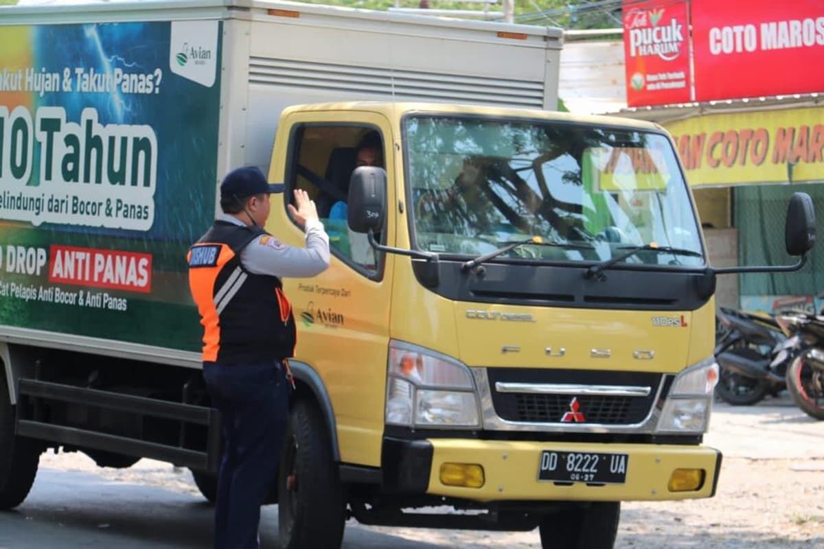 int
PENGAWASAN--Personel dari Dishub Kota Makassar melakukan pengawasan dan penertiban truk yang bertonase sedang dan besar yang beroperasi di dalam kota Makassar. Bahkan Dishub Makassar juga mengimbau kepada pengguna jalan untuk berhati-hati terhadap truk odol.
