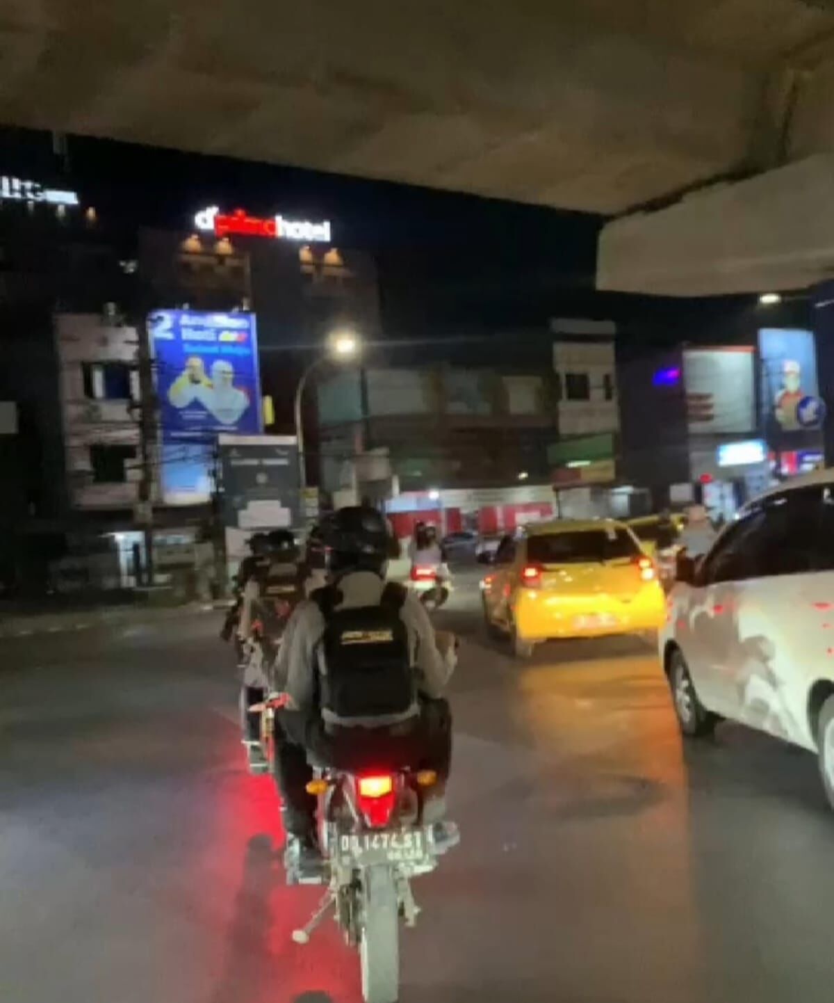 PATROLI -- Personel Satuan Samapta Polrestabes Makassar saat melakukan patroli di sekitar Jalan AP Petta Rani. Beberapa ruas jalan lainnya yang dinilai rawan kriminalitas menjadi sasaran patroli.
