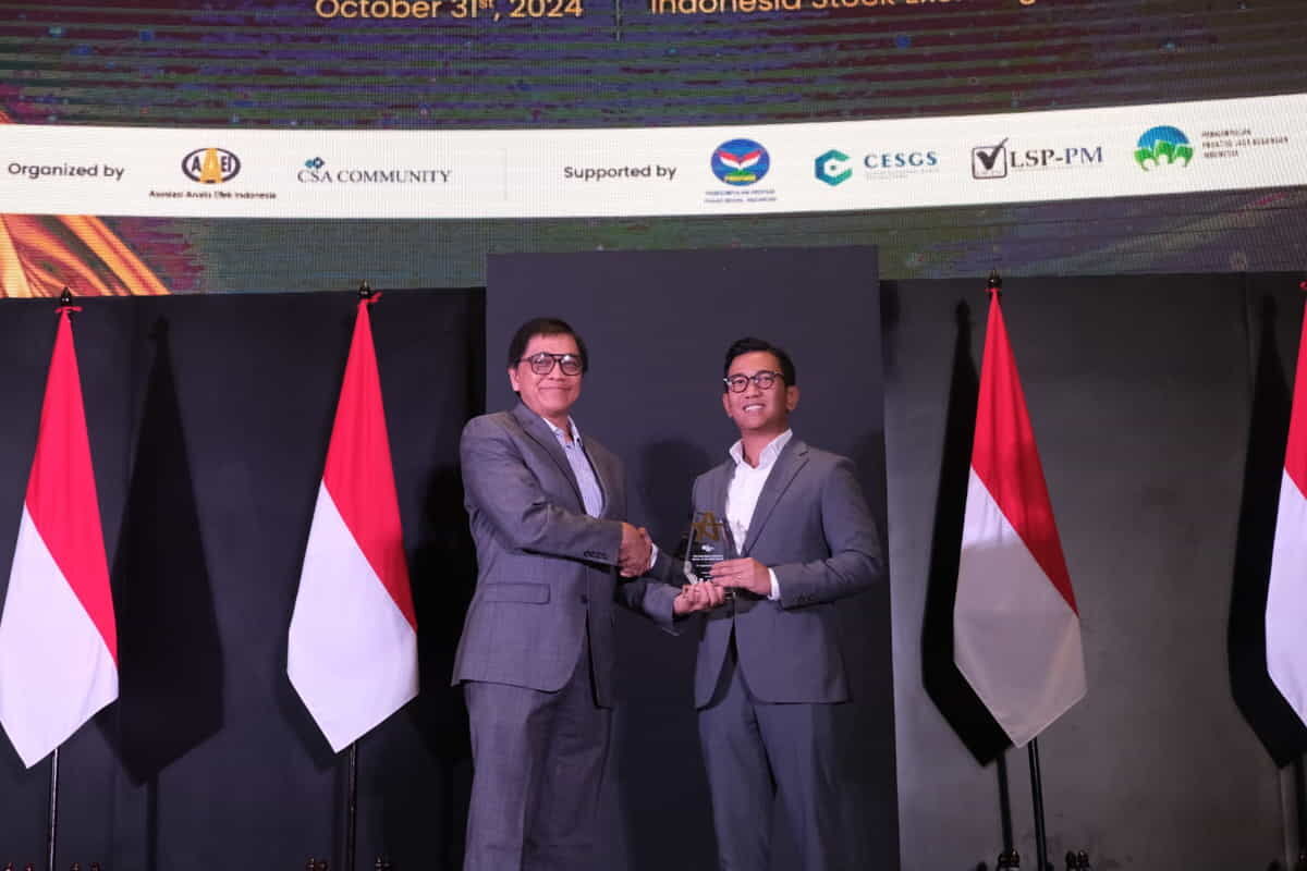 PENGHARGAAN -- Perwakilan PT Vale Indonesia (kanan) ketika menerima penghargaan CSA Awards untuk ketiga kalinya.
