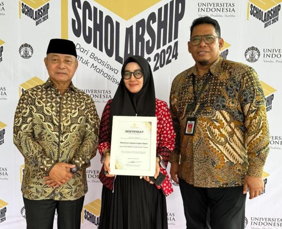 IST
PENGHARGAAN -- Wabup Gowa, Abdul Rauf Malaganni bersama Kadis Pendidikan Gowa, Taufik Mursad, usai menerima penghargaan dari UI.
