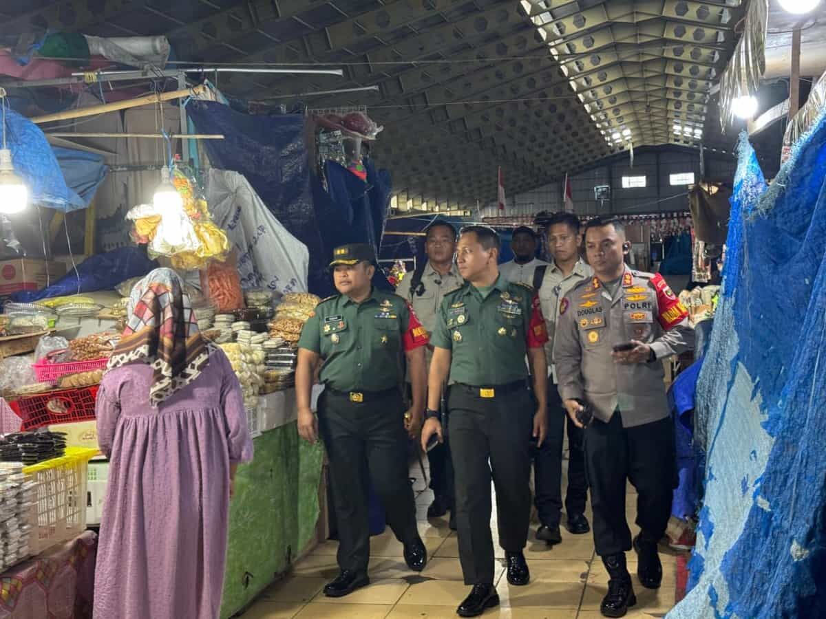 PENINJAUAN -- Kapolres Maros, AKBP Douglas Mahendrajaya bersama personel TNI dan unsur terkait lainnya meninjau kondisi Pasar Tramo Maros dalam rangkaian kunjungan Wapres Gibran Rakabuming Raka ke pasar tersebut.
