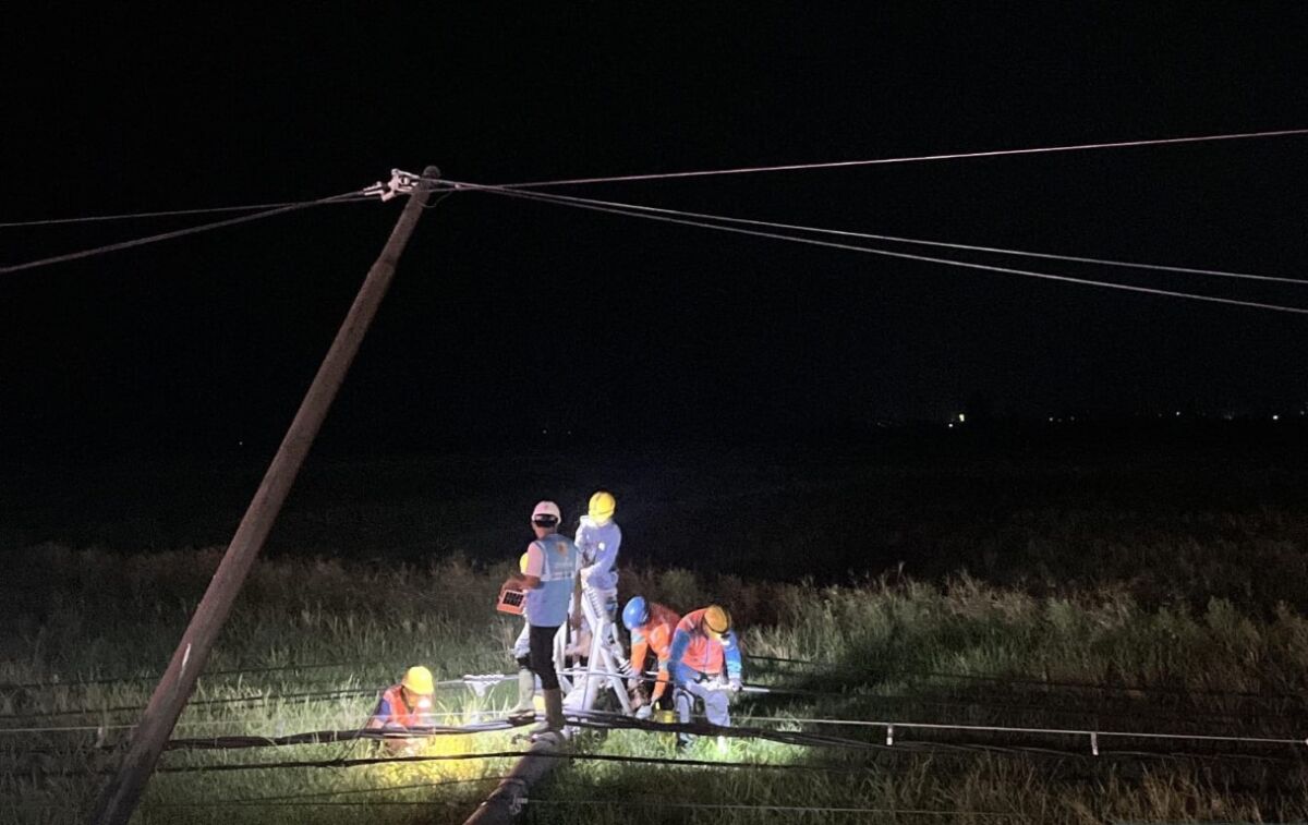 PENORMALAN -- Sampai malam hari pada Rabu (30/10), petugas PLN terus berupaya melakukan penormalan pasokan listrik di Kabupaten Sidrap.
