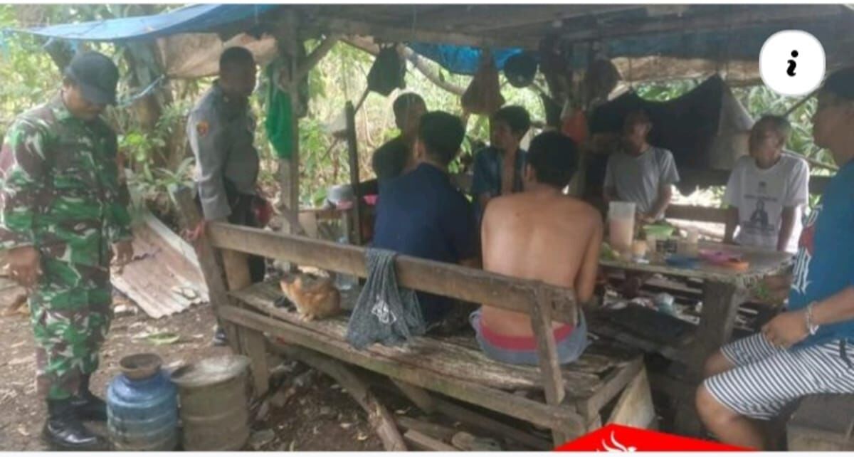 PESTA MIRAS -- Personel Polsek Tamalanrea bersama anggota dari Koramil Tamalanrea, membubarkan sekelompok warga yang sedang berpesta miras jenis ballo. 
