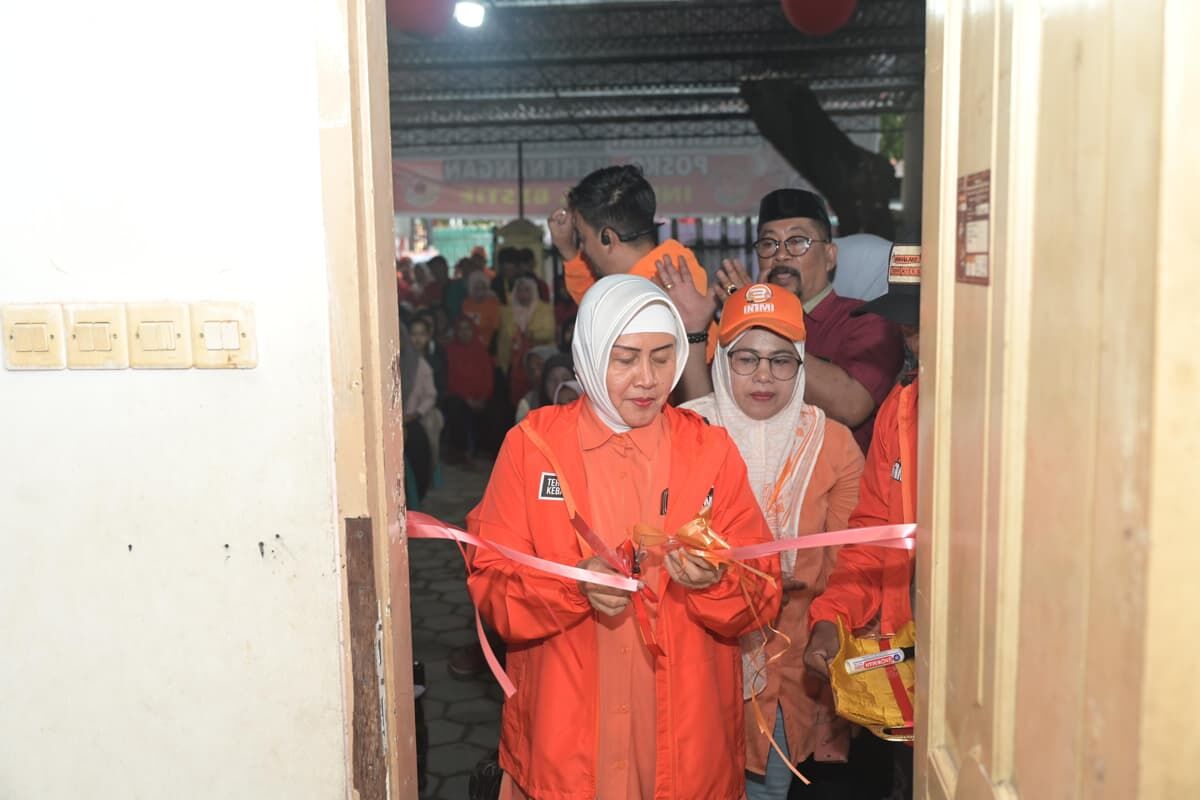 IST
RESMIKAN POSKO--Calon wali kota Makassar, Indira Yusuf Ismail, meresmikan Posko Pemenangan Manuruki Squad di Jalan Sultan Alauddin V, Senin (4/11)
