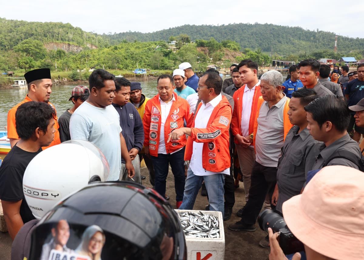 IST
KUNJUNGI PASAR-Cagub nomor urut satu Moh Ramdhan Pomanto mengunjungi TPI Malili dan Pasar Tampinna, di poros Wotu Malili, Luwu Timur  (Lutim), Selasa (5/11). Ia menampung aspirasi pedagang di tempat ini.  