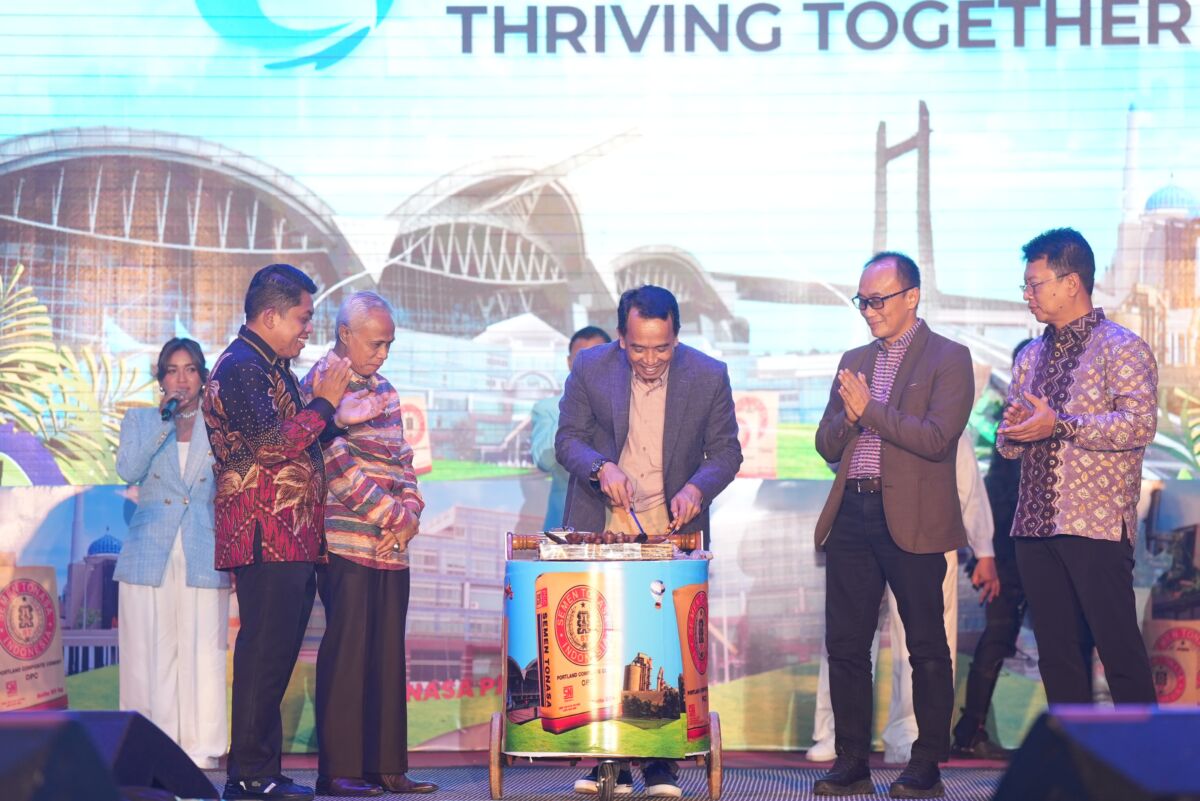 POTONG KUE -- Dirut PT Semen Tonasa, Asruddin potong kue ulang tahun disaksikan Pj Gubernur Sulsel, Prof Zudan Arif Fakrulloh (dua kanan), Plt Bupati Pangkep, Syahban Sammana (dua kiri), Direktur Keuangan, Anis (kiri), dan Direktur Opetasi, Mochamad Alfin Zaini (kanan).
