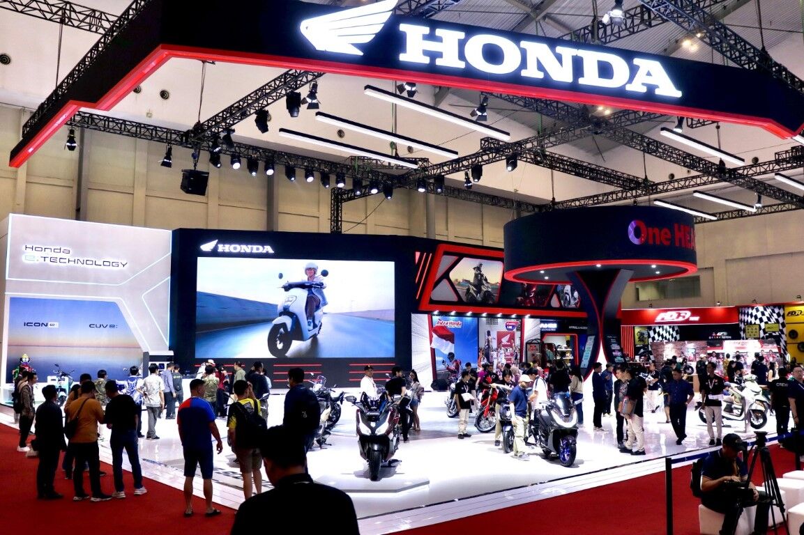 PRIMADONA -- Puluhan sepeda motor Honda dengan berbagai tipe tampil memeriahkan IMOS 2024. Beberapa tipe di antaranya menjadi primadona bagi para pengunjung.
