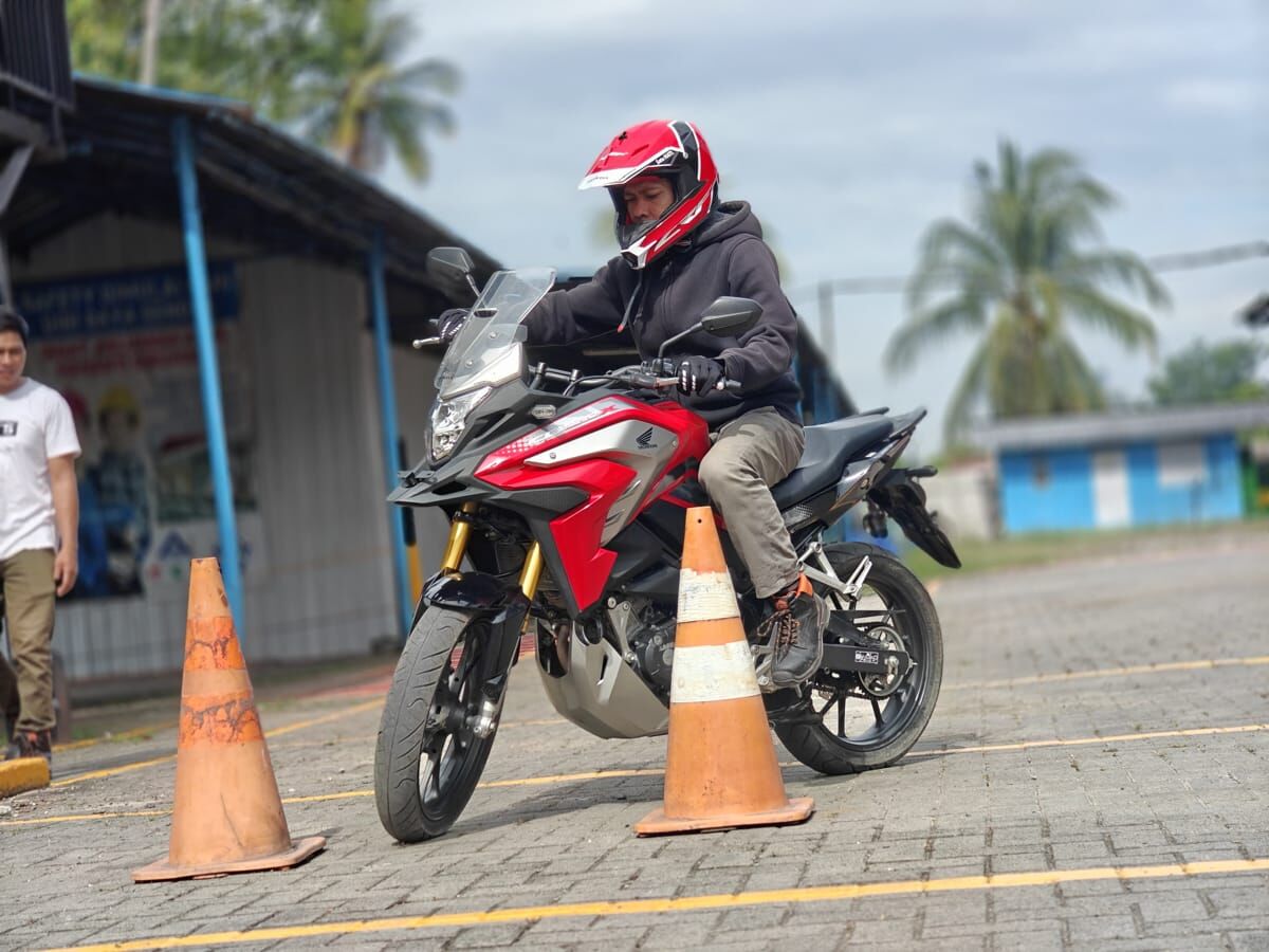 PROMO -- Salah seorang calon konsumen motor sport Honda saat melakukan test ride sebelum melakukan pembelian. Sejumlah promo disiapkan Astra Motor Sulsel di Honda Sport Motoshow 2024.
