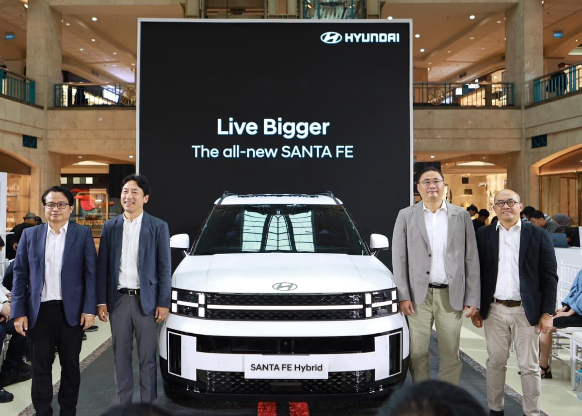 PELUNCURAN -- Kiri ke kanan: Budi Nur Mukmin, Chief Marketing Officer Hyundai Motors Indonesia, Ju Hun Lee, President Director Hyundai Motors Indonesia, Fransiscus Soerjopranoto, Chief Operating Officer Hyundai Motors Indonesia, dan Diky Zulkarnaen, Chief Sales Officer Hyundai Motors Indonesia saat peluncuran all-new SANTA FE yang membawa tema ‘Live Bigger’.
