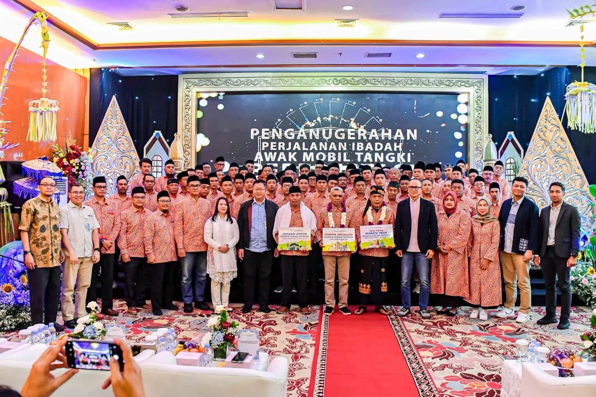 REWARD -- Para awak mobil tangki BBM dan pekerja berprestasi Elnusa Petrofin mendapat reward berupa perjalanan ibadah sesuai agama masing-masing.
