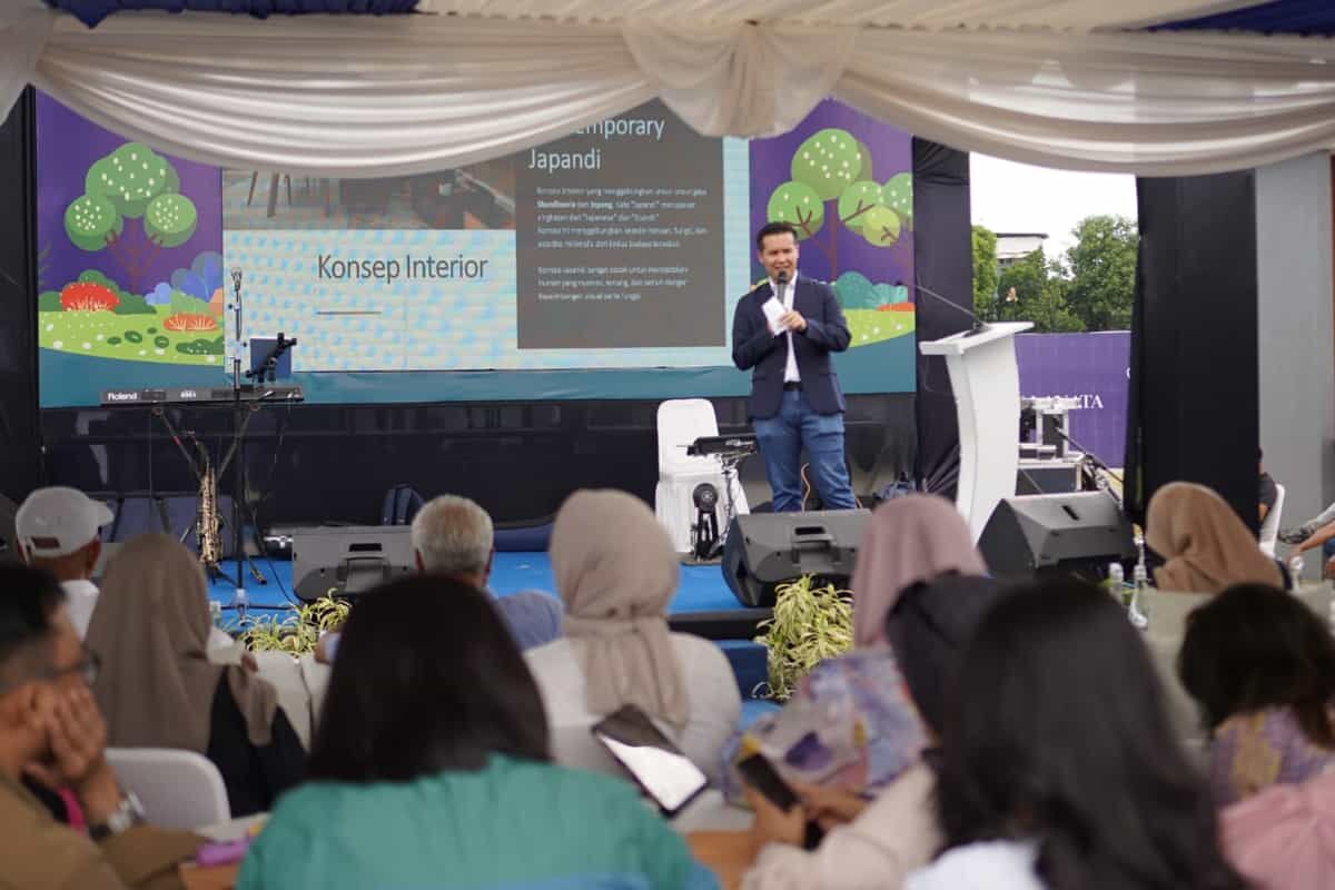 SERENITY -- Sales Residential Senior Manager KALLA Land, Iwan Richardo Nainggolan, menjelaskan tentang konsep pembangunan unit Serenity Garden kepada para calon pemilik hunian unit tersebut.
