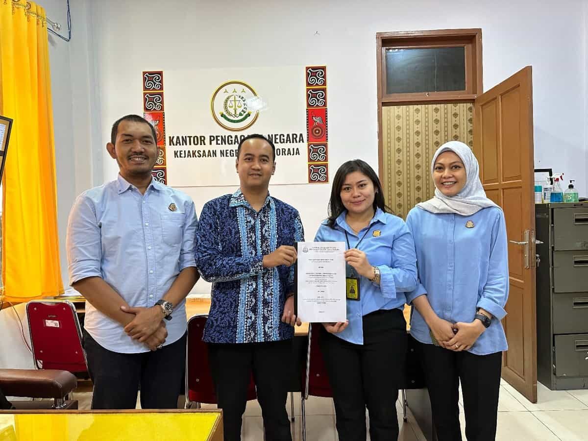 SURAT KUASA -- Perwakilan BPJS Ketenagakerjaan menyerahkan surat kuasa khusus atas badan usaha yang menunggak iuran kepada Kejaksaan Negeri Tana Toraja.
