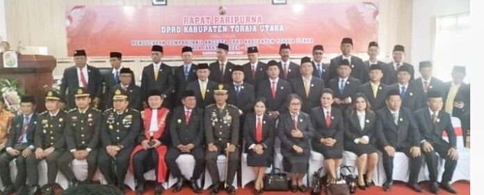 DILANTIK -- Anggota DPRD Toraja Utara periode 2024-2029 hasil Pemilu tahun 2024 yang berjumlah 30 orang resmi dilantik di Gedung DPRD Toraja Utara baru-baru ini.
