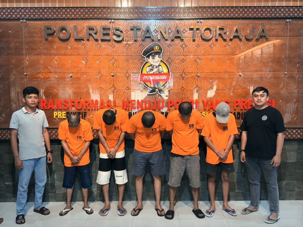DIPERIKSA -- Para tersangka pengedar uang palsu diamankan di Mapolres Tana Toraja untuk menjalani pemeriksaan lebih lanjut oleh penyidik. 
