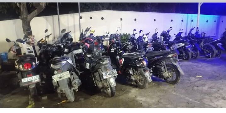 AMANKAN -- Puluhan kendaraan roda yang terjaring operasi Cipkon karena menggunakan knalpot brong, kini diamankan di Mapolsek Manggala-Polrestabes Makassar.
