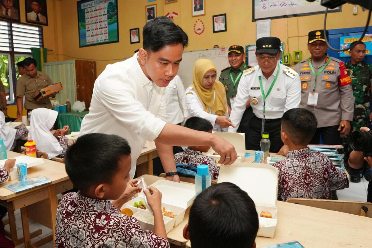 BKM/ASKARI
MAKAN BERGIZI-Wapres Gibran Rakabuming Raka didampingi Pj Gubernur Sulsel Zudan Arif menyaksikan murid SD Inpres 103 Hasanuddin, Maros menyantap makan siang bergizi gratis dalam kunjungannya ke sekolah tersebut, Rabu (13/11).
