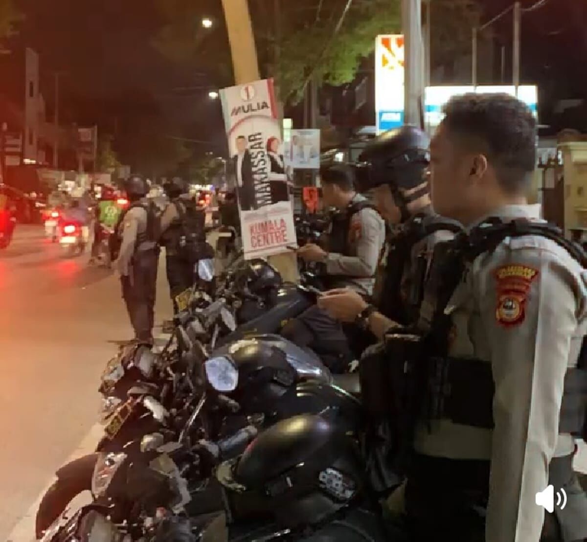 PATROLI -- Personel Polrestabes Makassar yang melaksanakan patroli gangguan Kamtibmas pada pasca-pencoblosan di Kota Makassar. 
