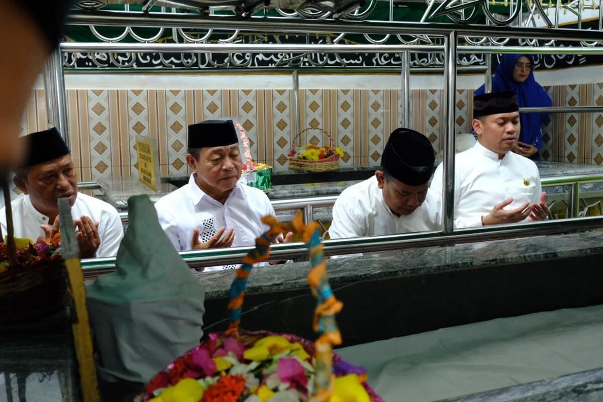 IST
ZIARAH -- Bupati Gowa bersama wakil bupati, ketua DPRD, dan Forkopimda, saat melakukan ziarah makam tiga pahlawan nasional jelang HJG ke-704. 
