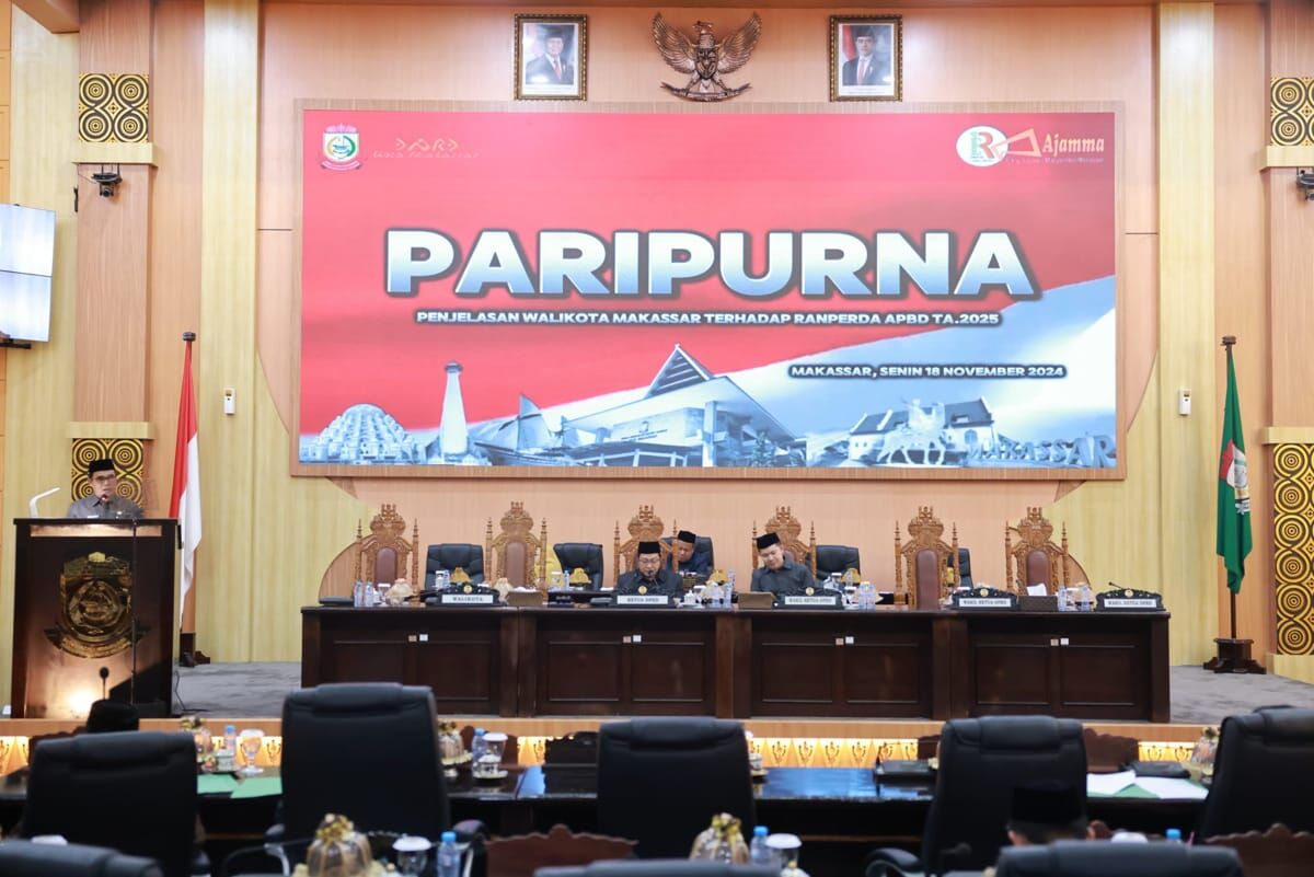 ist
APBD--Pj Sekkot Makassar Irwan Rusfiyadi Adnan, memaparkan rancangan APBD Kota Makassar Tahun 2025 di ruang rapat paripurna DPRD Makassar, Senin (18/11) sore.
