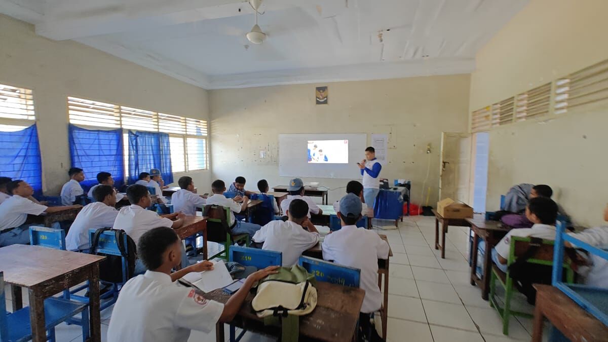 ANTUSIAS -- Para siswa Sekolah Binaan Astra, SMK Nasional Makassar tampak begitu antusias mendengarkan penjelasan terkait safety riding yang dibawakan Instruktur Safety Riding Astra Motor Sulawesi Selatan.