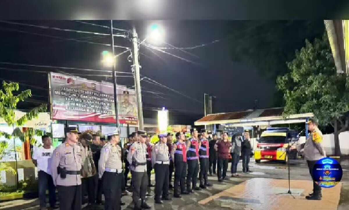 APEL -- Personel Polsek Manggala-Polrestabes Makassar melakukan apel sebelum melaksanakan operasi cipta kondisi di halaman Mapolsek Manggala. 
