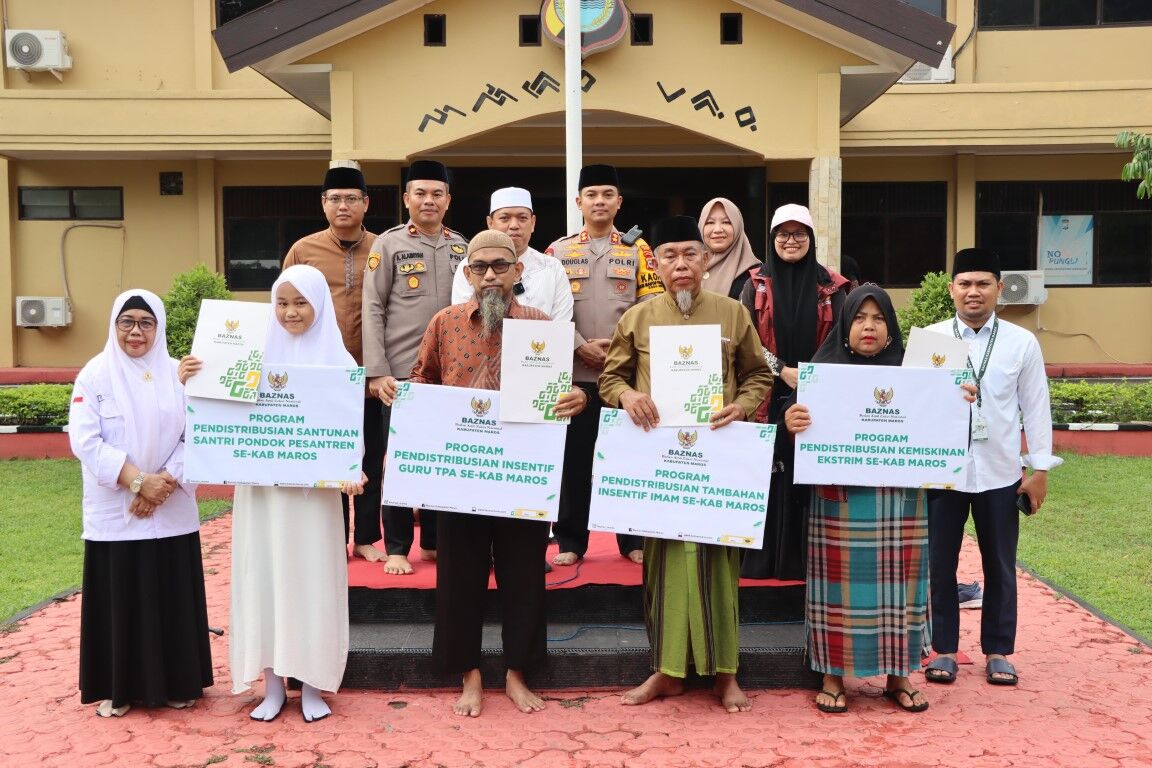 BANTUAN -- Kapolres Maros, AKBP Douglas Mahendrajaya (tiga dari kanan) dan Ketua Baznas Maros, Ansar Taufik foto bersama para penerima bantuan program sosial kerja sama Polres Maros dengan Baznas Maros.
