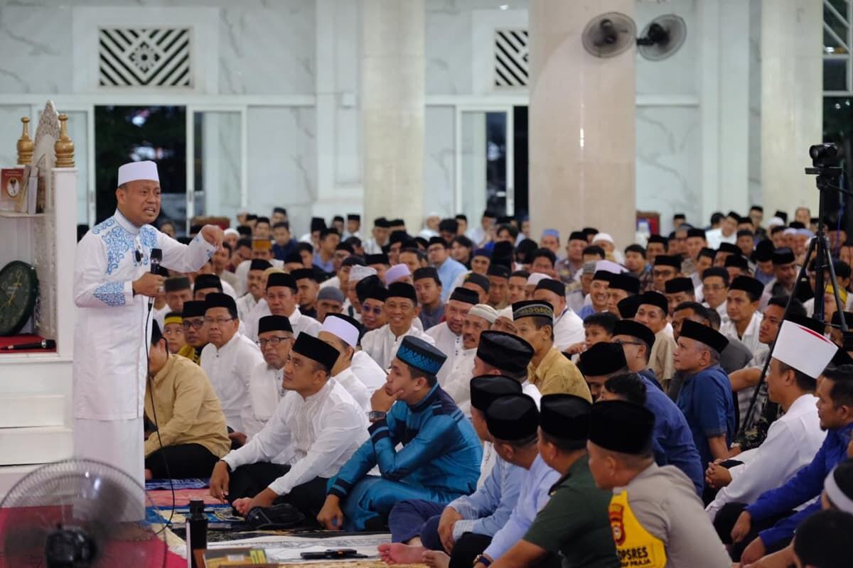 IST
BERDOA -- Ustaz Das'ad Latif mengajak masyarakat Gowa untuk selalu berdoa agar Gowa menjadi daerah aman dan sejahtera. 
